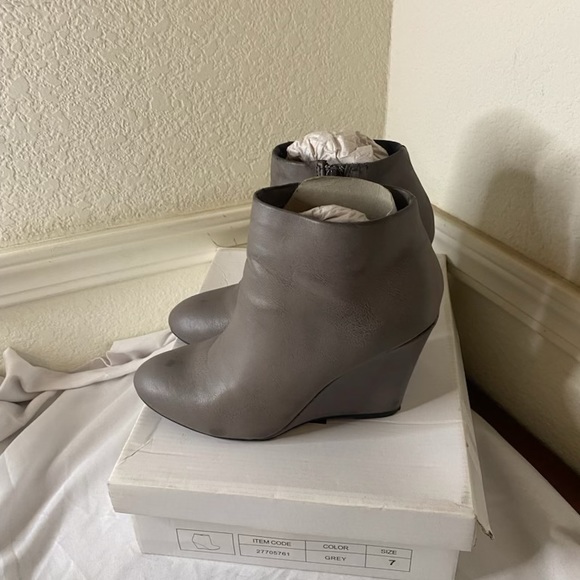 FOREVER 21 BOOTIES - Picture 3 of 6